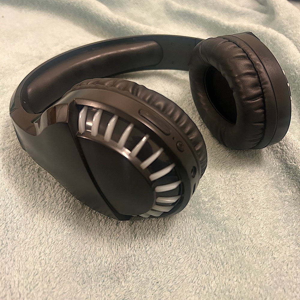 LED Light Color Changing Headphones - Picture 9 of 11